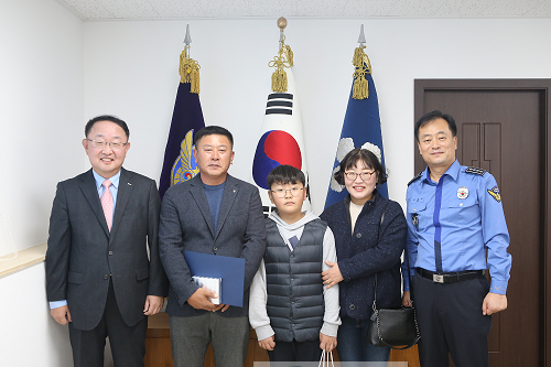 감사장 수여 및 기념 사진 (1).png