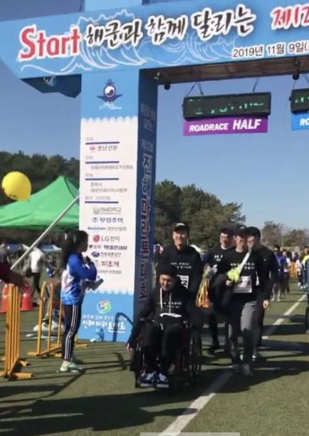 [해군3함대] 휠체어 탄 동생과 함꼐 형제애 질주 사진1.png