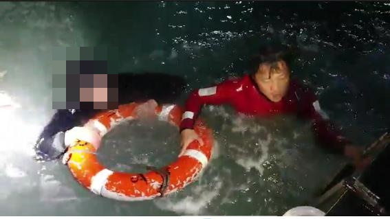 해상 추락자 를 구조한 여수해경 사진 (2).png