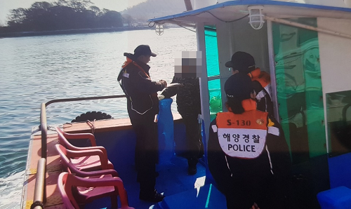낚싯배 일제 단속 중인 해경 (2).png