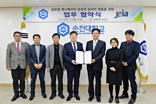 전남정보문화산업진흥원과 순천대가 리쇼어링 프로젝트 업무협약을 체결하고 있다..png