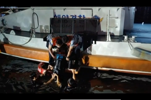 (200717)통영해경, 장승포항 차량추락 운전자 구조(사진2).png