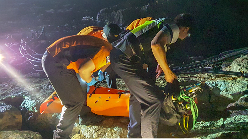 여수해경, 오천동 갯바위 자살 기도자 구조 (2).png