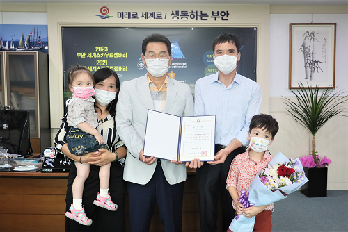부안군, 신운천 익수자 구한 외국인 표창장 수여.png