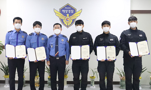 27일 목포해경은 고립자구조에 큰 공을 세운 경찰관 5명에게 표창을 수여했다.png