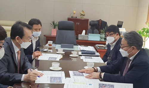 1-1. 김종식 목포시장 국토부 2차관 면담.png