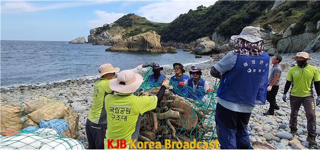 해양쓰레기 실태 현장 사진1 국립공원공단 통영 매물도 당금해변.jpg
