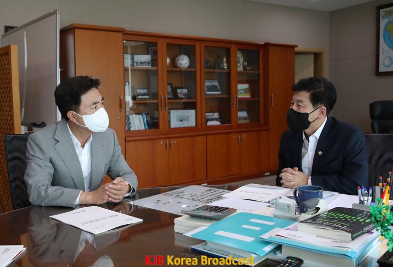 김태흠_지사와_최상대_제2차관.jpg